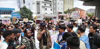 Gelar Unras di DPRD Sulsel Mahasiswa Papua Serukan Usut Tuntas Tragedi Pelanggaran HAM di Kemburu FOTO: Ratusan massa yang tergabung dalam berbagai elemen masyarakat dan mahasiswa menggelar aksi demonstrasi di depan kantor Dinas Bina Marga dan Bina Konstruksi Makassar, Senin (27/4/2026).