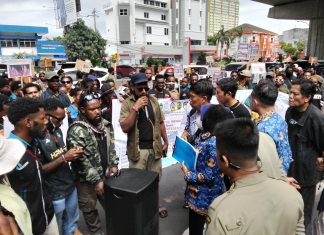 Gelar Unras di DPRD Sulsel Mahasiswa Papua Serukan Usut Tuntas Tragedi Pelanggaran HAM di Kemburu FOTO: Ratusan massa yang tergabung dalam berbagai elemen masyarakat dan mahasiswa menggelar aksi demonstrasi di depan kantor Dinas Bina Marga dan Bina Konstruksi Makassar, Senin (27/4/2026).