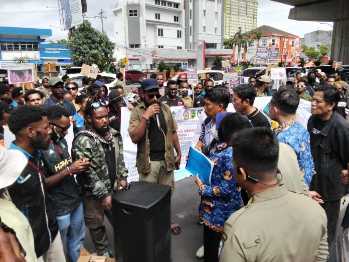 FOTO: Ratusan massa yang tergabung dalam berbagai elemen masyarakat dan mahasiswa menggelar aksi demonstrasi di depan kantor Dinas Bina Marga dan Bina Konstruksi Makassar, Senin (27/4/2026).