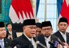 Jelang ‘May Day’ Presiden Lantik Ketum KSPSI Jadi Menteri LH Turut Hadir Rocky Gerung FOTO: Menteri Lingkungan Hidup (LH), Mohammad Jumhur Hidayat bersama pejabat yang baru dilantik di Istana Negara. Senin (27/4/2026). (Tangkap layar)