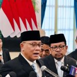 Jelang ‘May Day’ Presiden Lantik Ketum KSPSI Jadi Menteri LH Turut Hadir Rocky Gerung FOTO: Menteri Lingkungan Hidup (LH), Mohammad Jumhur Hidayat bersama pejabat yang baru dilantik di Istana Negara. Senin (27/4/2026). (Tangkap layar)