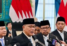 Jelang ‘May Day’ Presiden Lantik Ketum KSPSI Jadi Menteri LH Turut Hadir Rocky Gerung FOTO: Menteri Lingkungan Hidup (LH), Mohammad Jumhur Hidayat bersama pejabat yang baru dilantik di Istana Negara. Senin (27/4/2026). (Tangkap layar)