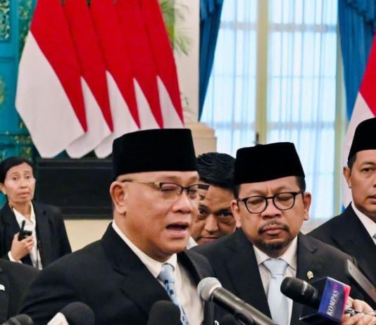 Jelang ‘May Day’ Presiden Lantik Ketum KSPSI Jadi Menteri LH Turut Hadir Rocky Gerung FOTO: Menteri Lingkungan Hidup (LH), Mohammad Jumhur Hidayat bersama pejabat yang baru dilantik di Istana Negara. Senin (27/4/2026). (Tangkap layar)