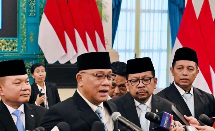 FOTO: Menteri Lingkungan Hidup (LH), Mohammad Jumhur Hidayat bersama pejabat yang baru dilantik di Istana Negara. Senin (27/4/2026). (Tangkap layar)