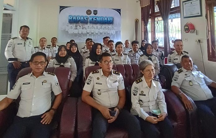 FOTO: Pegawai Balai Pemasyarakatan (Bapas) Kelas II Kendari mengikuti kegiatan Tasyakuran Hari Bakti Pemasyarakatan (HBP) ke-62 Tahun 2026 melalui zoom meeting di aula Bapas Kelas II Kendari, Senin tanggal 27 April 2026. 