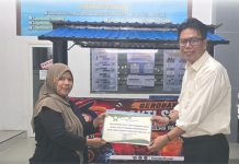 Plh Kepala Rutan Kelas IIA Kendari Serahkan Gerobak Usaha Bagi Warga Kurang Mampu FOTO: Plh. Kepala Rutan Kelas IIA Kendari, Amsar, S.H., M.H. saat menyerahkan secara simbolis bantuan gerobak usaha bagi warga kurang mampu. Senin, 27 April 2026.
