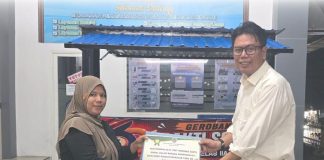 Plh Kepala Rutan Kelas IIA Kendari Serahkan Gerobak Usaha Bagi Warga Kurang Mampu FOTO: Plh. Kepala Rutan Kelas IIA Kendari, Amsar, S.H., M.H. saat menyerahkan secara simbolis bantuan gerobak usaha bagi warga kurang mampu. Senin, 27 April 2026.