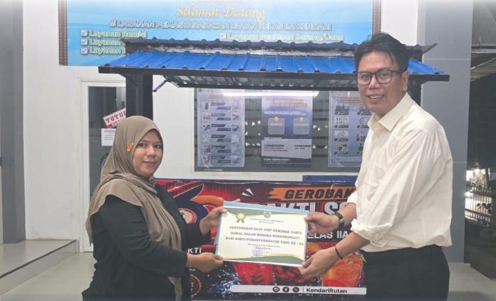 FOTO: Plh. Kepala Rutan Kelas IIA Kendari, Amsar, S.H., M.H. saat menyerahkan secara simbolis bantuan gerobak usaha bagi warga kurang mampu. Senin, 27 April 2026.