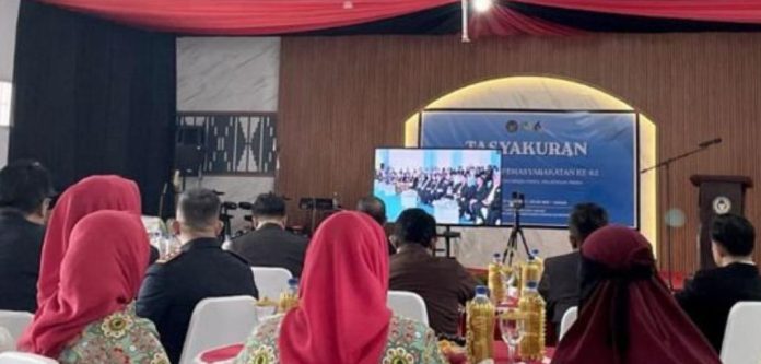 FOTO: Pelaksana tugas (Plh), Kepala Rutan Kendari, Amsar, S.H., M.H. ikut serta dalam pelaksanaan tasyakuran dalam rangka memperingati Hari Bhakti Pemasyarakatan ke-62 oleh seluruh Unit Pelaksana Teknis Pemasyarakatan di Kota Kendari. Senin, 27 April 2026.