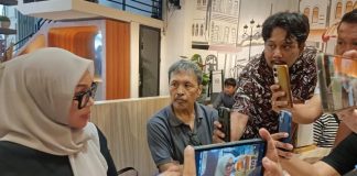 Eks Pimpinan DPRD Sulsel Tak Mengetahui Pengadaan Nanas Rp60 Miliar, KOPEL Sulawesi: Ada Kesan Pembiaran FOTO: Ketua DPRD Sulsel periode 2020-2024, Andi Ina Kartika Sari memberikan keterangan pers usai diperiksa penyidik pada kejaksaan tinggi sulawesi selatan. Jumat, (24/4/2026). (LN)