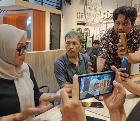 Eks Pimpinan DPRD Sulsel Tak Mengetahui Pengadaan Nanas Rp60 Miliar, KOPEL Sulawesi: Ada Kesan Pembiaran FOTO: Ketua DPRD Sulsel periode 2020-2024, Andi Ina Kartika Sari memberikan keterangan pers usai diperiksa penyidik pada kejaksaan tinggi sulawesi selatan. Jumat, (24/4/2026). (LN)