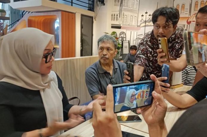 FOTO: Ketua DPRD Sulsel periode 2020-2024, Andi Ina Kartika Sari memberikan keterangan pers usai diperiksa penyidik pada kejaksaan tinggi sulawesi selatan. Jumat, (24/4/2026). (LN) 