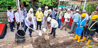 Dianggap Pemborosan, Lalu Dibatalkan, Kini Warga di Utara Kota Makassar Teriak Butuh Air Bersih FOTO: Tahun 2024 lalu PDAM Makassar telah melakukan groundbreaking proyek pemasangan jaringan pipa baru dari Pabbaeng-baeng, Kecamatan Tamalate, menuju wilayah utara Kota Makassar. (Istimewa)