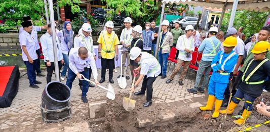 Dianggap Pemborosan, Lalu Dibatalkan, Kini Warga di Utara Kota Makassar Teriak Butuh Air Bersih FOTO: Tahun 2024 lalu PDAM Makassar telah melakukan groundbreaking proyek pemasangan jaringan pipa baru dari Pabbaeng-baeng, Kecamatan Tamalate, menuju wilayah utara Kota Makassar. (Istimewa)