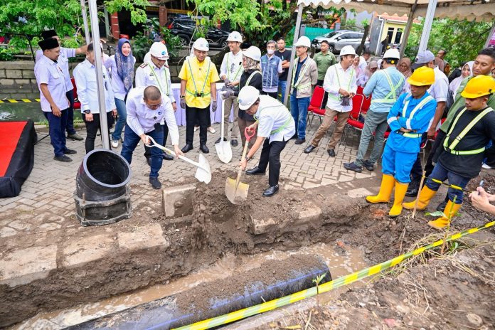 FOTO: Tahun 2024 lalu PDAM Makassar telah melakukan groundbreaking proyek pemasangan jaringan pipa baru dari Pabbaeng-baeng, Kecamatan Tamalate, menuju wilayah utara Kota Makassar. (Istimewa)
