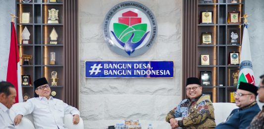 LDII Temui Menteri Desa PDT, Ajukan 8 Desa Binaan Tematik untuk Percepatan Pembangunan Desa FOTO: Ketua Umum DPP LDII, Dody Taufiq Wijaya dalam pertemuan dengan Menteri Desa Pembangunan Daerah Tertinggal, dan Transmigrasi (Mendes PDT), Yandri Susanto pada Senin, (27/4/2026).