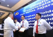 Ditreskrimsus Polda Sulsel Raih Prestasi Tingkat Nasional dalam Penanganan Kasus Tipikor FOTO: Ditreskrimsus Polda Sulawesi Selatan, Kombes Pol. Dr. Andri Ananta Yudhistira, S.I.K., saat menerima penghargaan dari Kakortastipidkor Polri, Irjen Pol. Drs. Totok Suharyanto, S.I.K., M.Hum. di Hotel Mercure Convention Center, Ancol, Jakarta. Rabu (29/4/2026). (Tangkapan layar dari tribarta).