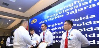 Ditreskrimsus Polda Sulsel Raih Prestasi Tingkat Nasional dalam Penanganan Kasus Tipikor FOTO: Ditreskrimsus Polda Sulawesi Selatan, Kombes Pol. Dr. Andri Ananta Yudhistira, S.I.K., saat menerima penghargaan dari Kakortastipidkor Polri, Irjen Pol. Drs. Totok Suharyanto, S.I.K., M.Hum. di Hotel Mercure Convention Center, Ancol, Jakarta. Rabu (29/4/2026). (Tangkapan layar dari tribarta).