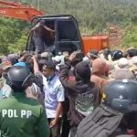 Warga Bentrok Dengan Satpol PP Saat Pemkab Lutim Paksakan Land Clearing FOTO: Bentrok fisik akhirnya pecah antara keluarga besar Mangade To Magi dengan personil Satpol PP Luwu Timur. Gesekan fisik ini terjadi di kilo meter Lima Lahan yang diklaim milik Mangade To Magi. Rabu ( 29/04/2026).