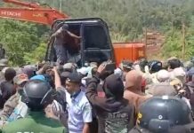Warga Bentrok Dengan Satpol PP Saat Pemkab Lutim Paksakan Land Clearing FOTO: Bentrok fisik akhirnya pecah antara keluarga besar Mangade To Magi dengan personil Satpol PP Luwu Timur. Gesekan fisik ini terjadi di kilo meter Lima Lahan yang diklaim milik Mangade To Magi. Rabu ( 29/04/2026).