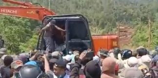 Warga Bentrok Dengan Satpol PP Saat Pemkab Lutim Paksakan Land Clearing FOTO: Bentrok fisik akhirnya pecah antara keluarga besar Mangade To Magi dengan personil Satpol PP Luwu Timur. Gesekan fisik ini terjadi di kilo meter Lima Lahan yang diklaim milik Mangade To Magi. Rabu ( 29/04/2026).