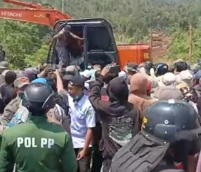 FOTO: Bentrok fisik akhirnya pecah antara keluarga besar Mangade To Magi dengan personil Satpol PP Luwu Timur. Gesekan fisik ini terjadi di kilo meter Lima Lahan yang diklaim milik Mangade To Magi. Rabu ( 29/04/2026).