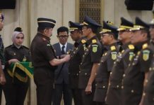 Jaksa Agung Lantik Sila Haholongan Sebagai Kajati Sulsel FOTO: Jaksa Agung ST Burhanuddin saat melantik 14 kepala kejaksaan tinggi (kajati) dan pejabat eselon II di lingkungan Kejaksaan Agung. (Istimewa)