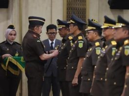 Jaksa Agung Lantik Sila Haholongan Sebagai Kajati Sulsel FOTO: Jaksa Agung ST Burhanuddin saat melantik 14 kepala kejaksaan tinggi (kajati) dan pejabat eselon II di lingkungan Kejaksaan Agung. (Istimewa)