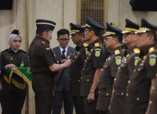 Jaksa Agung Lantik Sila Haholongan Sebagai Kajati Sulsel FOTO: Jaksa Agung ST Burhanuddin saat melantik 14 kepala kejaksaan tinggi (kajati) dan pejabat eselon II di lingkungan Kejaksaan Agung. (Istimewa)