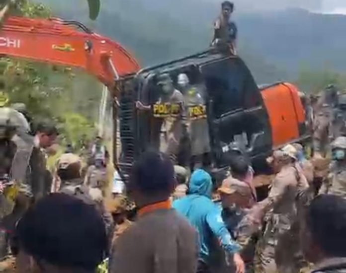 FOTO: Bentrok antara Satuan Polisi Pamong Praja (Satpol PP) Kabupaten Luwu Timur (Lutim) dan petani Desa Harapan pada Rabu (29/4/2026) 