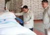 Stok Beras Nasional Melimpah, Harga Tetap Tinggi, Mentan Pastikan Tidak Turun, Bandingkan Harga Rokok FOTO: Presiden Prabowo Subianto saat berkunjung ke Kompleks Gudang Bulog di Danurejo untuk memastikan langsung bahwa stok pangan kita benar-benar siap memenuhi kebutuhan masyarakat ke depan. Ini bukan sekadar soal angka dan data, tetapi tentang kepastian bahwa setiap keluarga Indonesia bisa mendapatkan bahan pangan. (Dok. Seskab)