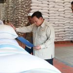Stok Beras Nasional Melimpah, Harga Tetap Tinggi, Mentan Pastikan Tidak Turun, Bandingkan Harga Rokok FOTO: Presiden Prabowo Subianto saat berkunjung ke Kompleks Gudang Bulog di Danurejo untuk memastikan langsung bahwa stok pangan kita benar-benar siap memenuhi kebutuhan masyarakat ke depan. Ini bukan sekadar soal angka dan data, tetapi tentang kepastian bahwa setiap keluarga Indonesia bisa mendapatkan bahan pangan. (Dok. Seskab)