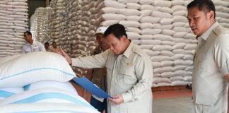 Stok Beras Nasional Melimpah, Harga Tetap Tinggi, Mentan Pastikan Tidak Turun, Bandingkan Harga Rokok FOTO: Presiden Prabowo Subianto saat berkunjung ke Kompleks Gudang Bulog di Danurejo untuk memastikan langsung bahwa stok pangan kita benar-benar siap memenuhi kebutuhan masyarakat ke depan. Ini bukan sekadar soal angka dan data, tetapi tentang kepastian bahwa setiap keluarga Indonesia bisa mendapatkan bahan pangan. (Dok. Seskab)
