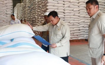 Stok Beras Nasional Melimpah, Harga Tetap Tinggi, Mentan Pastikan Tidak Turun, Bandingkan Harga Rokok FOTO: Presiden Prabowo Subianto saat berkunjung ke Kompleks Gudang Bulog di Danurejo untuk memastikan langsung bahwa stok pangan kita benar-benar siap memenuhi kebutuhan masyarakat ke depan. Ini bukan sekadar soal angka dan data, tetapi tentang kepastian bahwa setiap keluarga Indonesia bisa mendapatkan bahan pangan. (Dok. Seskab)