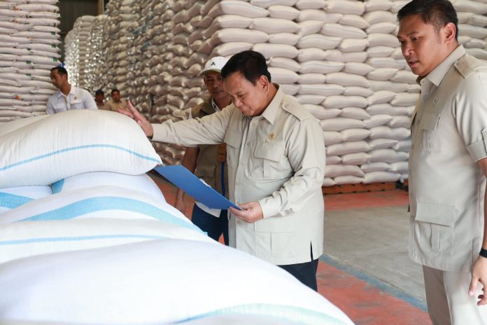 FOTO: Presiden Prabowo Subianto saat berkunjung ke Kompleks Gudang Bulog di Danurejo untuk memastikan langsung bahwa stok pangan kita benar-benar siap memenuhi kebutuhan masyarakat ke depan. Ini bukan sekadar soal angka dan data, tetapi tentang kepastian bahwa setiap keluarga Indonesia bisa mendapatkan bahan pangan. (Dok. Seskab) 