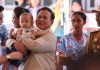 Presiden Prabowo Kunjungi Pulau Miangas FOTO: Presiden Prabowo Subianto menggendong anak balita saat mengunjungi Pulau Miangas, Sulawesi Utara. (Dok Seskab)