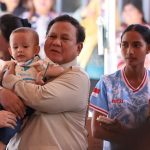 Presiden Prabowo Kunjungi Pulau Miangas FOTO: Presiden Prabowo Subianto menggendong anak balita saat mengunjungi Pulau Miangas, Sulawesi Utara. (Dok Seskab)