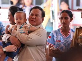 Presiden Prabowo Kunjungi Pulau Miangas FOTO: Presiden Prabowo Subianto menggendong anak balita saat mengunjungi Pulau Miangas, Sulawesi Utara. (Dok Seskab)