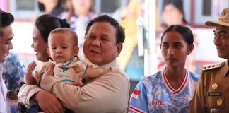 Presiden Prabowo Kunjungi Pulau Miangas FOTO: Presiden Prabowo Subianto menggendong anak balita saat mengunjungi Pulau Miangas, Sulawesi Utara. (Dok Seskab)