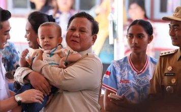 Presiden Prabowo Kunjungi Pulau Miangas FOTO: Presiden Prabowo Subianto menggendong anak balita saat mengunjungi Pulau Miangas, Sulawesi Utara. (Dok Seskab)