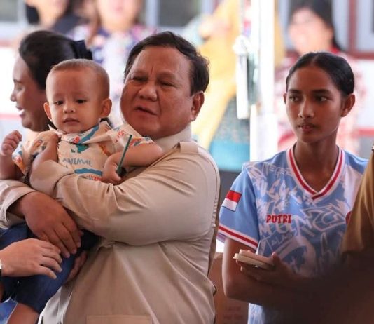 Presiden Prabowo Kunjungi Pulau Miangas FOTO: Presiden Prabowo Subianto menggendong anak balita saat mengunjungi Pulau Miangas, Sulawesi Utara. (Dok Seskab)