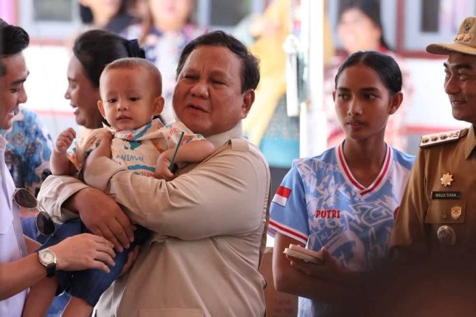 FOTO: Presiden Prabowo Subianto menggendong anak balita saat mengunjungi Pulau Miangas, Sulawesi Utara. (Dok Seskab)