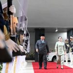 Presiden Prabowo Tiba di Gedung DPR RI Sampaikan Pidato Kerangka Ekonomi Makro dan Pokok Kebijakan Fiskal RAPBN 2027 FOTO: Ketua DPR RI Puan Maharani saat menerima kedatangan Presiden Prabowo Subianto untuk menyampaikan pidato pada Rapat Paripurna DPR RI ke-19 Masa Persidangan V Tahun Sidang 2025–2026. (Sumber: BPMI Setpres)