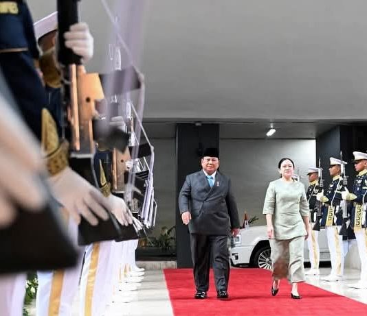 Presiden Prabowo Tiba di Gedung DPR RI Sampaikan Pidato Kerangka Ekonomi Makro dan Pokok Kebijakan Fiskal RAPBN 2027 FOTO: Ketua DPR RI Puan Maharani saat menerima kedatangan Presiden Prabowo Subianto untuk menyampaikan pidato pada Rapat Paripurna DPR RI ke-19 Masa Persidangan V Tahun Sidang 2025–2026. (Sumber: BPMI Setpres)