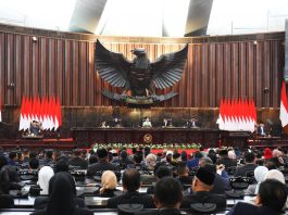 Partai Golkar Masih Lindungi Gibran, Sebut DPR Tak Bisa Cawe-Cawe Keputusan MK FOTO: Sidang Rapat Paripurna DPR RI Gedung Nusantara MPR/DPR/DPD RI, Jakarta, Rabu (20/05/2026). (Seskab)