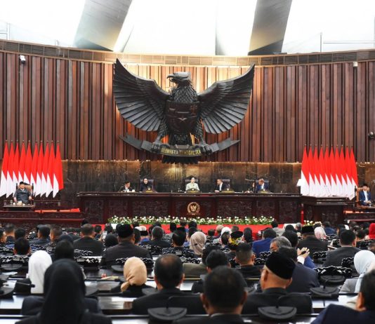 Partai Golkar Masih Lindungi Gibran, Sebut DPR Tak Bisa Cawe-Cawe Keputusan MK FOTO: Sidang Rapat Paripurna DPR RI Gedung Nusantara MPR/DPR/DPD RI, Jakarta, Rabu (20/05/2026). (Seskab)