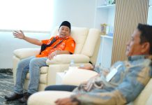 Bawa Satu Kontainer Berkas, PGR Sulsel Resmi Ajukan Legalitas ke Kemenkum FOTO: Ketua DPW PGR Sulsel, Asri Tadda, bersama jajaran pengurus wilayah menyerahkan berkas administratif ke Kantor Wilayah Kementerian Hukum RI Sulsel, Kamis (30/4/2026).