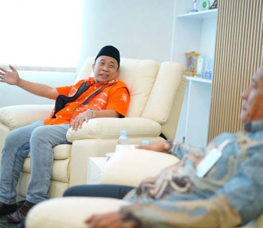Bawa Satu Kontainer Berkas, PGR Sulsel Resmi Ajukan Legalitas ke Kemenkum FOTO: Ketua DPW PGR Sulsel, Asri Tadda, bersama jajaran pengurus wilayah menyerahkan berkas administratif ke Kantor Wilayah Kementerian Hukum RI Sulsel, Kamis (30/4/2026).