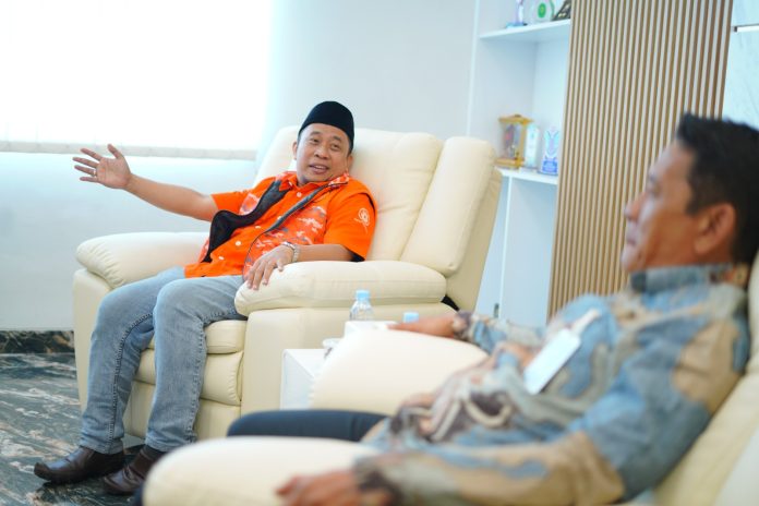 FOTO: Ketua DPW PGR Sulsel, Asri Tadda, bersama jajaran pengurus wilayah menyerahkan berkas administratif ke Kantor Wilayah Kementerian Hukum RI Sulsel, Kamis (30/4/2026).
