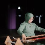Tenun Sutera Sengkang Bersinar di Jakarta, Dandim Wajo Gaungkan Arahan Presiden soal UMKM FOTO: Masniati Suparto, anggota Persit KCK Cabang XXIV Dim 1406/Wajo Koorcab Rem 141 PD XIV/Hasanuddin, yang menghadirkan Tenun Sutera Sengkang dari Kabupaten Wajo. (Istimewa)